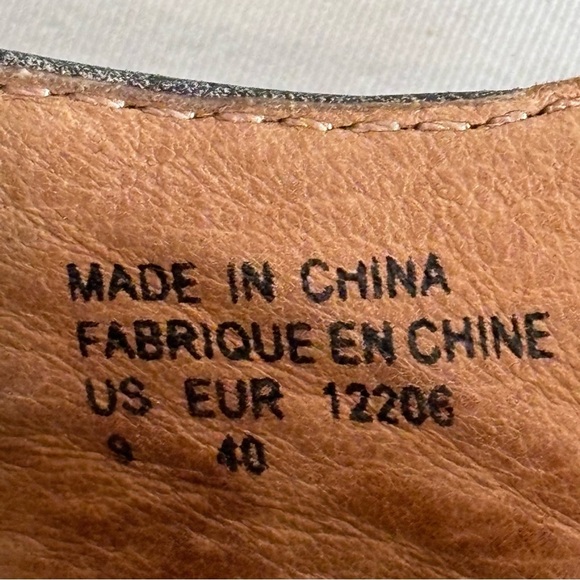 TAOS Sz 9 Samba Velcro Closure Low Heel Rounded Toe Metallic Sandals Shoes - Picture 9 of 10